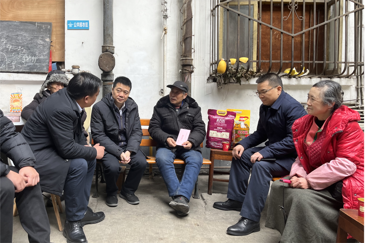 省AG尊时凯龙人生就博集团领导班子成员走访慰问生活困难党员、老党员、老干部